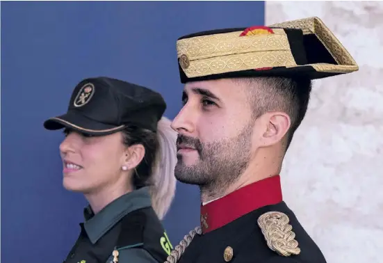  ?? Fotos: Ángel García, Archiv ?? Historisch­e Uniform und junge Gesichter. Das offizielle Jubiläumsl­ogo der Guardia Civil live nachgestel­lt.
