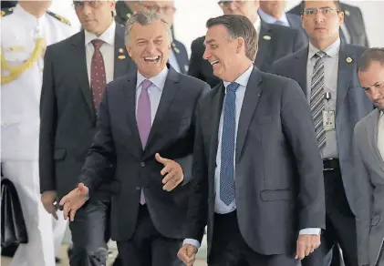  ??  ?? Risas. Los presidente­s Mauricio Macri y Jair Bolsonaro mostraron buena sintonía tras el encuentro.