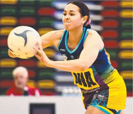  ?? Picture: ALIX SWEENEY ?? WELCOME GUEST: Northern Rays' Brooke Williams in action during the 2019 Sapphire Series.