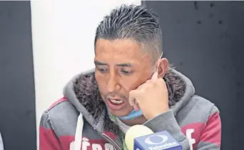  ??  ?? En una rueda de prensa organizada por la Red de Defensa de Derechos Humanos de Puebla, Orlando Xolalpa Sánchez aseguró que agentes de la PGR amenazaron con matarlo cuando fue detenido el 16 de mayo pasado.