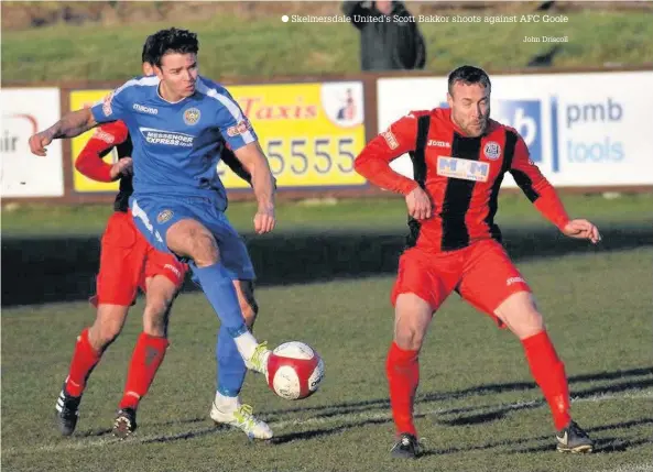  ?? Skelmersda­le United’s Scott Bakkor shoots against AFC Goole John Driscoll ??