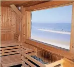  ?? FOTO: STAATSBAD NORDERNEY ?? Nach dem Saunagang steht man direkt am Strand (l.). Diese Aussicht – mit Blick auf die Nordsee – bietet sich nicht in jeder Sauna (r.).