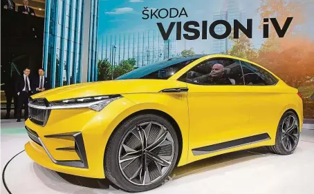  ?? FOTO ČTK ?? Škoda Auto představil­a první český elektrický vůz – Vision iV. Země si ale v jejich zavádění ve srovnání s Evropou nevede zatím moc dobře.