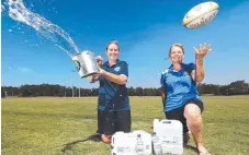  ?? Picture: JASON O'BRIEN ?? Helensvale officials Melanie Pearson and Sam Dunsmore will help deliver water to drought-stricken farmers.