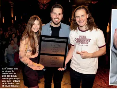  ?? ?? Sam Breton avec sa plaque de certificat­ion de 200 000 billets vendus pour Au pic pis à pelle, entouré de Katherine Levac et David Beaucage.