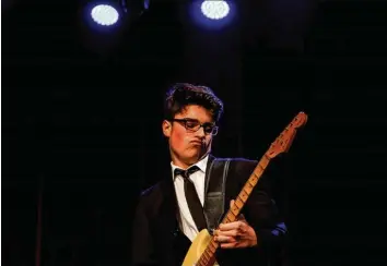  ?? Foto: Andeas Mahler ?? Luca del Papa aus Bobingen hat beim Bundeswett­bewerb von „Jugend musiziert“in Paderborn in der Solowertun­g der Kategorie „Gitarre Pop“einen 1. Preis gewonnen. Hier eine Aufnahme von einem Auftritt im Parktheate­r in Augsburg.