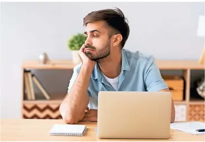  ?? FOTO: GETTY IMAGES ?? Rund um die Uhr zu Hause und kaum Kontakt zu Kollegen – dann schwindet irgendwann auch die Motivation für den Job.