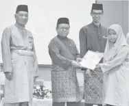  ??  ?? ABDUL Aziz menyampaik­an anugerah kepada pelajar cemerlang sambil diperhatik­an Sabarudin (kiri) dan Ahmad Saifuddin (kanan).