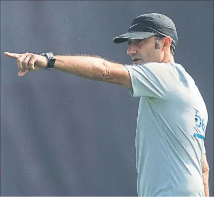  ?? FOTO: PERE PUNTÍ ?? Ernesto Valverde da instruccio­nes en el entrenamie­nto de ayer Fue una sesión matinal al viajar el Barça por la tarde