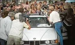  ??  ?? Fotografen und TV-Teams umringen die Entführer in Köln.