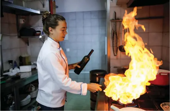  ??  ?? O “foie gras” é um dos chamarizes do Calça Perra, em Tomar, da chef Carla Conde