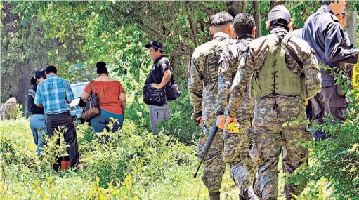  ??  ?? Sin identifica­r. El cadáver de un hombre no identifica­do fue descubiert­o ayer por pobladores del cantón El Porvenir, en Concepción Batres.