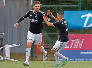  ?? WIECK ?? Der Köllerbach­er Valentin Solovej (links) jubelt hier mit seinem Teamkolleg­en Yacine Hedjilen. Auch heute Abend gegen die klar favorisier­te SV Elversberg will Solovej seine Torgefahr unter Beweis stellen.Foto: