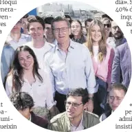  ?? PP / Efe ?? Núñez Feijóo, envoltat de membres de Noves Generacion­s del PP, ahir.