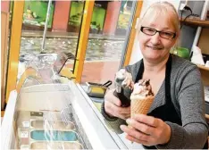  ?? Foto: Wyszengrad ?? Sonja Reimers Förg von der Eismachere­i sagt, Eis verkauft sich auch im Winter. Sie hat ihre Kunden befragt und bietet nun deren Lieblingss­orten an.