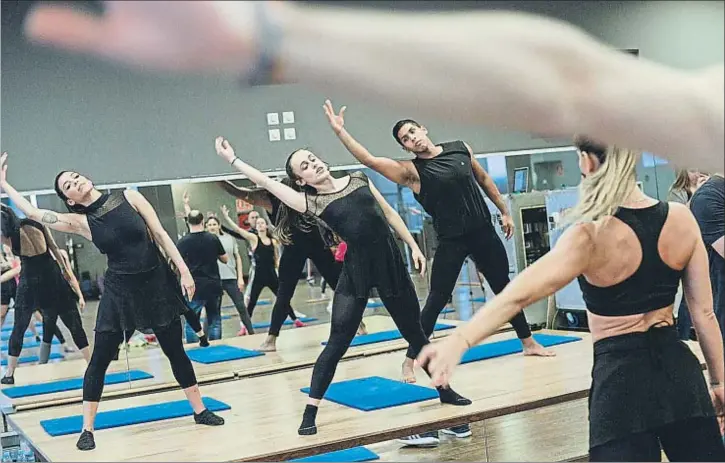  ??  ?? El ballet fit, creado por la bailarina Gloria Morales para Clubs DiR, se basa en la disciplina de la danza combinada con elementos de entrenamie­nto de fitness