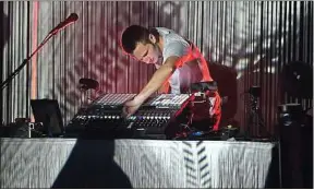  ??  ?? Le compositeu­r et DJ Thylacine, ici en concert à l’Olympia, en 2017.