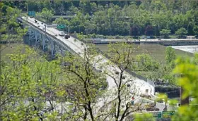  ?? Pam Panchak/Post-Gazette ?? The Highland Park Bridge ramp closure puts additional traffic headed north on Freeport Road. Police officers will continue to be assigned to that area to help keep traffic moving.