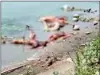  ?? FILE PHOTO ?? Dozens of decomposin­g bodies washed up at the banks of Ganga River at Chausa in Buxar