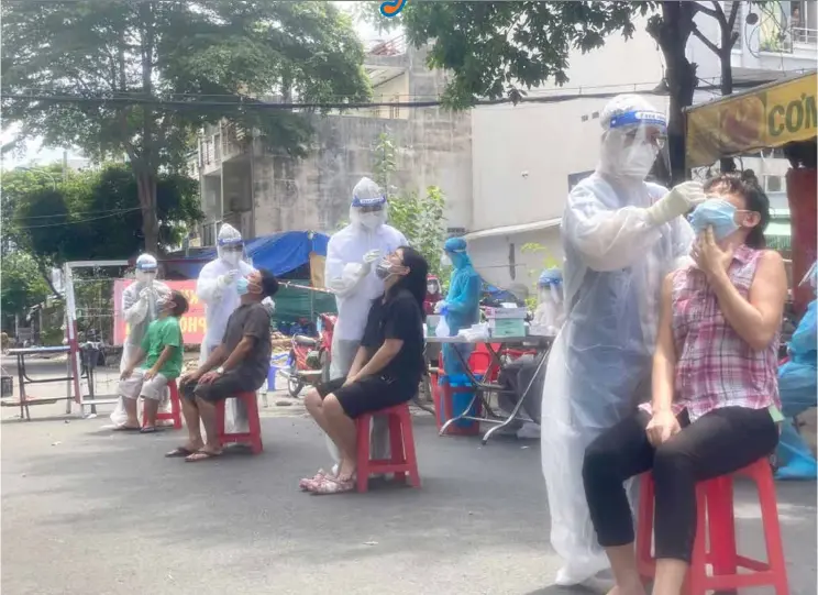  ?? Photo courtesy of tuoitre.vn
vietnamnew­s.vn ?? DISTANCE NO OBJECT: Many university students, doctors and nurses from Huế have come to HCM City to offer assistance.