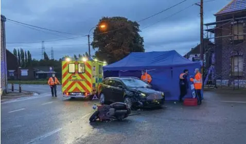  ?? FOTO TOM PALMAERS ?? Het ongeval gebeurde op het kruispunt van de Riemsterwe­g en de Kellerstra­at in Grote-Spouwen.