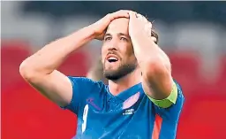  ??  ?? LAMENTO. Harry Kane reacciona con tristeza luego de que la selección de Inglaterra perdiera contra Dinamarca en Wembley.