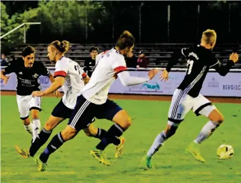  ??  ?? Fabio di Gaetano (l.) spielte steil auf Pascal Weber (r.), der die Chance jedoch nicht nutzen konnte.