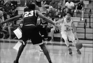  ?? PHOTO COURTESY OF CRAIG FRY/AWC CAMPUS PHOTOGRAPH­ER ?? ARIZONA WESTERN GUARD BRANDON MCGHEE looks for a teammate during the Matadors’ Region I semifinal win against Eastern Arizona on March 4.