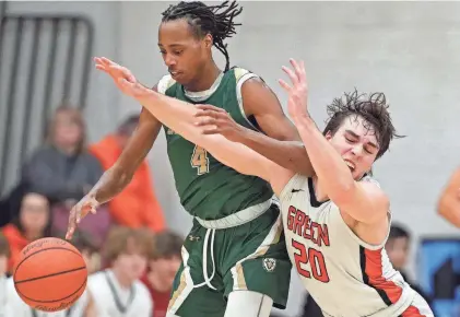  ?? JEFF LANGE/AKRON BEACON JOURNAL ?? GlenOak’s Jaylen McElroy, left, collides with Green’s Brady Rollyson as he chases down a ball during Friday’s game.