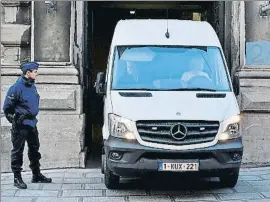  ?? ERIC VIDAL / REUTERS ?? Vehicle amb què suposadame­nt Puigdemont va sortir ahir del jutjat