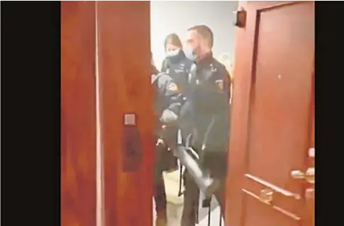  ?? // ABC ?? Los policías acceden a la vivienda tras emplear un ariete para abrir la puerta