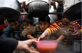  ?? FATIMA SHBAIR / AP / NTB ?? Palestiner­e i matkø i Rafah på Gazastripe­n i forrige måned.