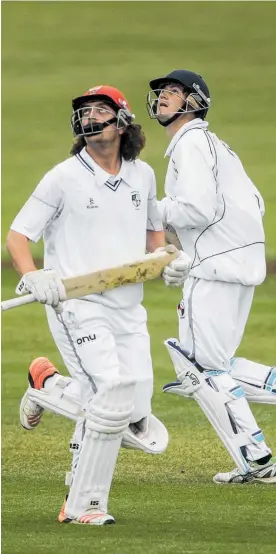  ?? Photo / Paul Taylor ?? Hawke’s Bay batsmen Izaiah Lange (left) and Angus Schaw keep an eye on the ball as they run between the wickets during the weekend’s win against Whanganui.