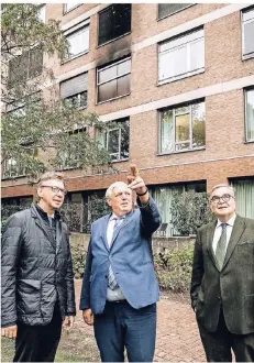  ?? FOTO: END ?? Marienhosp­ital-geschäftsf­ührer Martin Meyer (v. l.) mit Minister Karl-josef Laumann und dem Ärztlichen Direktor der Klinik, Karl-heinz Schultheis