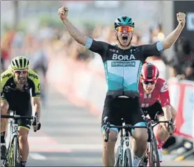  ?? FOTO: EFE ?? Ackermann (Bora-Hangrohe) se impone al sprint en la primera etapa del Tour de EAU