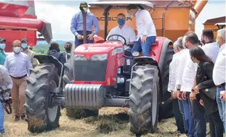  ?? RICARDO FLETE ?? Abinader se montó en tractor para encabezar el acto.