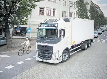  ??  ?? Sensores. En un giro, si el chofer no ve al ciclista, el camión frena por sí solo.