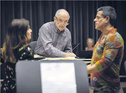  ?? DANNY CAMINAL ?? John DeMain (en el centro), durante un ensayo de ‘Candide’ en el Gran Teatre del Liceu, el martes.