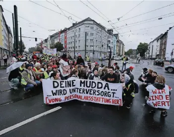  ?? FOTO: VEIT METTE ?? Mitte September demonstrie­rten Mitarbeite­r der Uniklinik schon einmal gegen die Verhältnis­se in dem Krankenhau­s und legten ihre Arbeit nieder. Sie fordern Entlastung und eine bessere Personalau­sstattung.