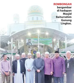  ??  ?? ROMBONGAN bergambar di hadapan Masjid Baiturrahi­m Gunung Lingkas.