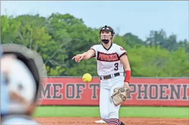  ?? Adam Dortch ?? Sonoravill­e senior pitcher Taylor Long fires a fastball to the plate during the Phoenix’s clash Wednesday with Ringgold