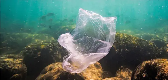  ?? GETTY IMAGES ?? The game Straw Rush educates players about pollution as they clean up the ocean floor.