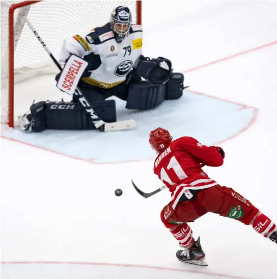  ?? KEYSTONE ?? Alla Vaudoise Aréna Manzato resta in pista due tempi. Poi dal 4-1 ci sarà spazio anche per Östlund