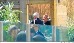  ?? HOLLIE ADAMS / EFE ?? Macron y Biden charlan durante la reunión de líderes internacio­nales.