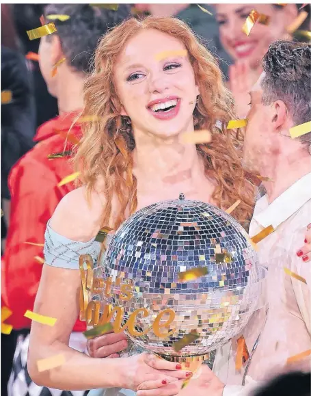  ?? FOTO: HENNING KAISER/DPA ?? Anna Ermakova und ihr Profi-tanzpartne­r Valentin Lusin jubeln über ihren Sieg bei „Let‘s Dance“.