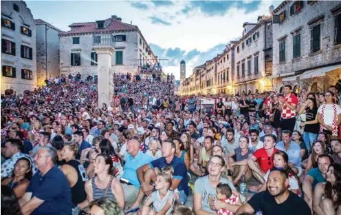  ?? Foto: dpa/Grgo Jelavic ?? Dubrovniks Stadtzentr­um wird bei jedem K.o.-Spiel zur malerische­n Fanmeile.