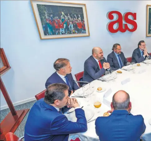  ??  ?? PRESIDIEND­O LA MESA. De derecha a izquierda de Rajoy: J. Cantón, J. Matallanas, G. Teubal, T. Roncero, H. Martínez, L. Nieto, J. Bosqu