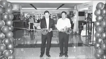  ??  ?? Law (right) and William Toh from CMW Engineerin­g Corporatio­n, which is the main sponsor, cut the ribbon to launch the Hardware Nite and Forum 2017 at Imperial Hotel.