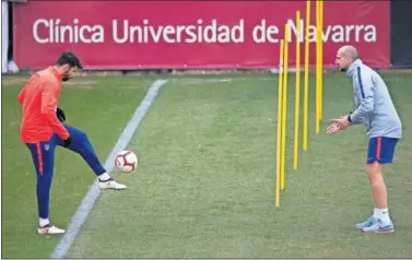  ??  ?? COSTA. Diego Costa tocando balón con uno de los recuperado­res del equipo rojiblanco.