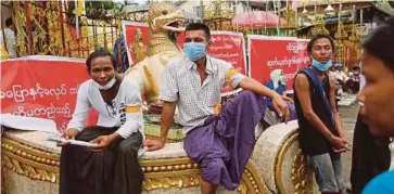  ??  ?? SAMI Buddha dan aktivis nasionalis
Myanmar menunjuk perasaan membantah kerajaan berhampira­n pagoda Shwedagon di Yangon. Mereka
masih tidak puas hati walaupun penduduk Islam negara itu sudah ditindas
dan hidup melarat. - Reuters